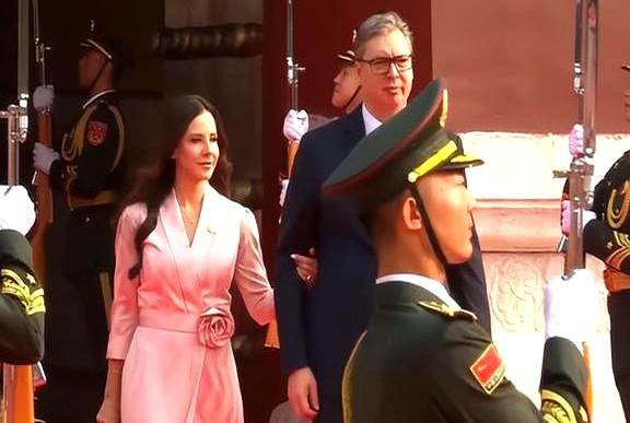 武契奇夫人观看阅兵美翻了，粉色玫瑰花裙好温婉，给普京打招呼