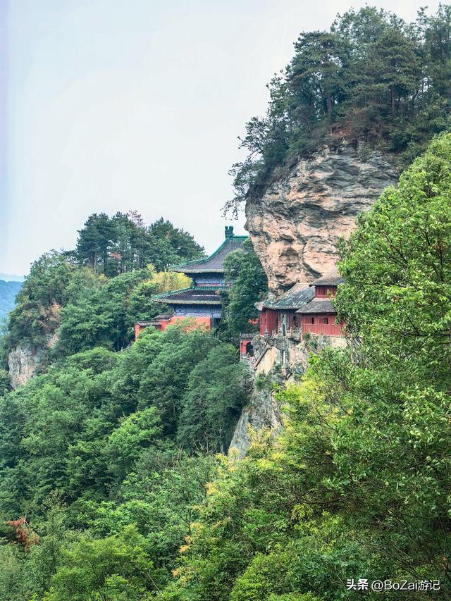 武当山意外之喜！雨中留宿南岩，邂逅古建与自然的绝配