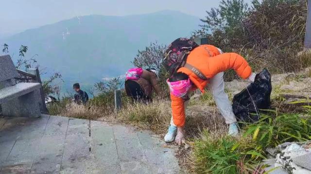 新干海拔1169.1米山顶的别样风景