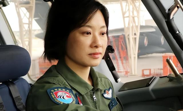 阅兵女机长身份曝光！私生活被扒，牺牲太大，老公身份也不简单