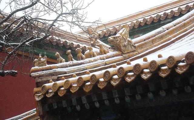 京城初雪拂过紫禁城的每一个角落 故宫红墙金瓦变身童话仙境