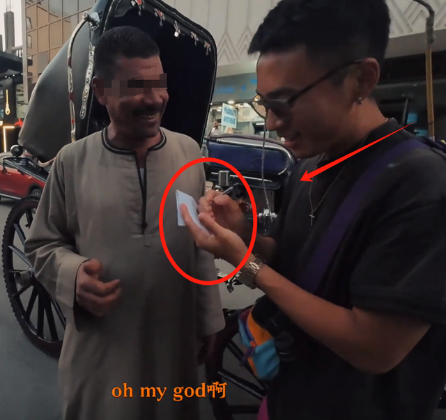 专坑中国人？中国游客在埃及排队给小费，大巴工作人员伸手就要钱