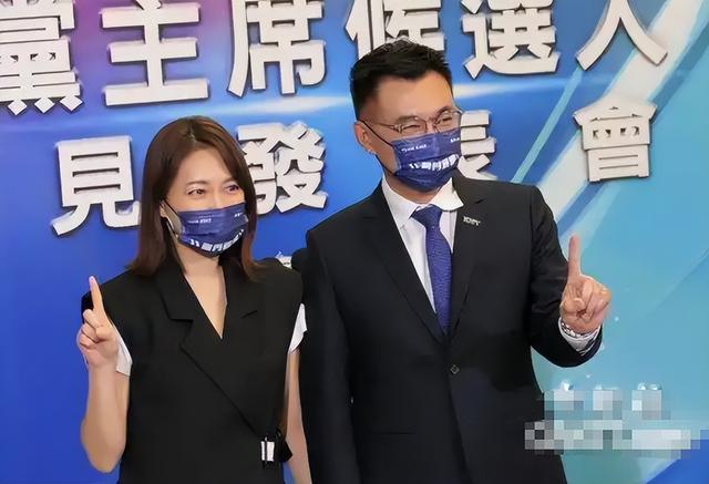 党魁选举第一场大辩论结束，郑丽文、罗智强得分，张亚中大丢分