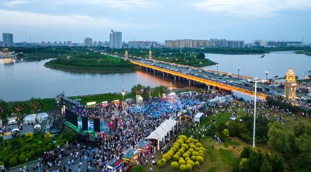 泼水大战+篝火烟花+冰啤烧烤，这个夏天就来这里浪~