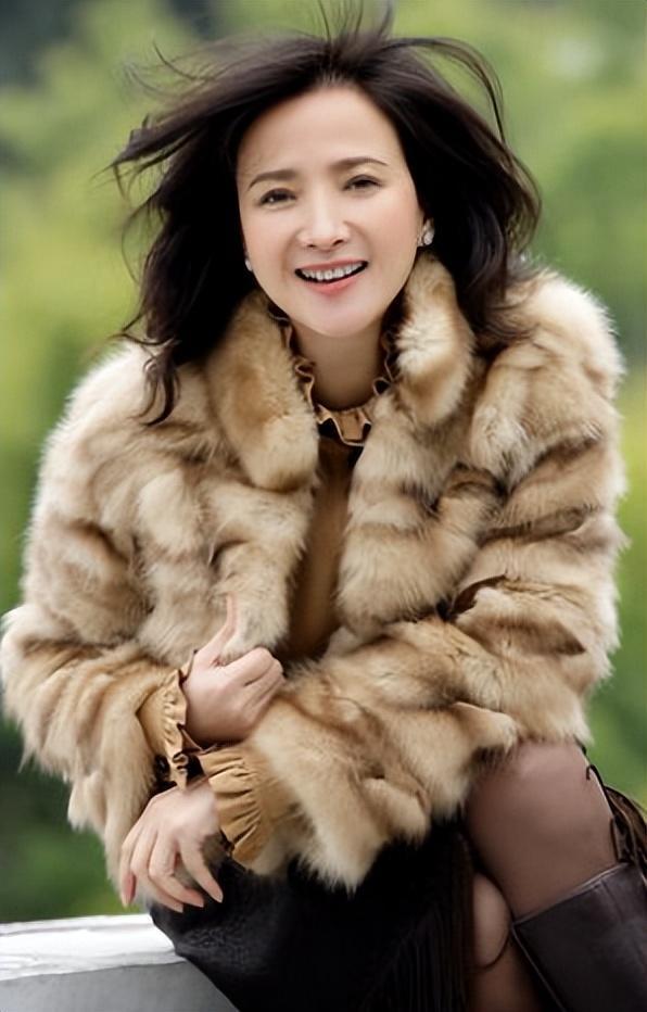 61岁演员何晴去世	，好友曝原因细节，是许亚军前妻，六小龄童悼念