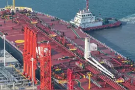 伊朗在中国存储了六年的原油开始装船运回图片