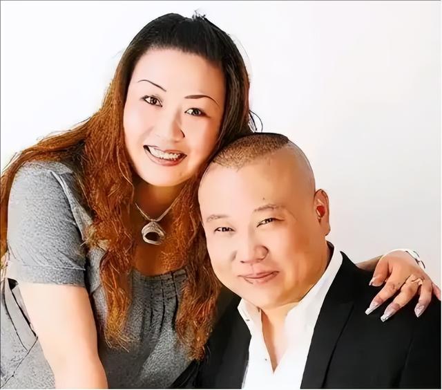 郭德纲一家现身上海，王惠穿绿裙胖到没脖子、10岁郭汾阳眼斜嘴歪