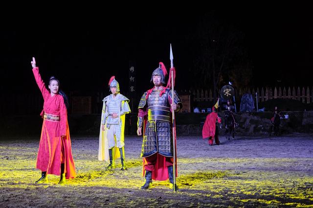 泰安泰山石敢当景区，夜色下精彩无限，来一场沉浸式神话解读之旅