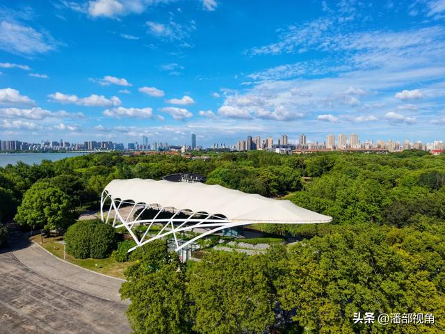 蓝天白云下的无锡蠡湖，浪漫如诗，心随浪逐，梦与湖共舞。