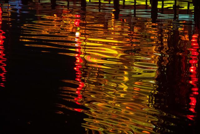 桥影渡星河，古墙浸夜色