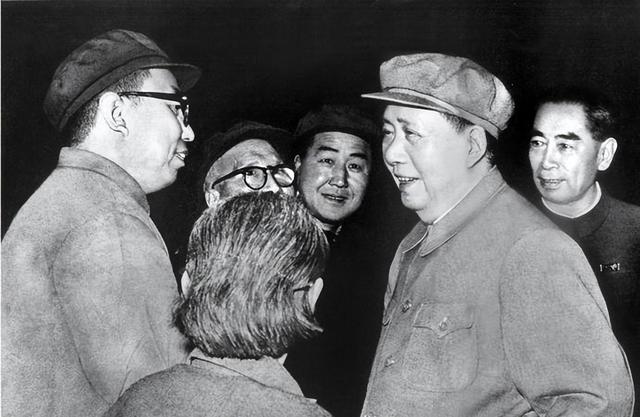 周恩来逝世后谁当总理？毛主席力推一人，此人婉拒：您考虑别人吧