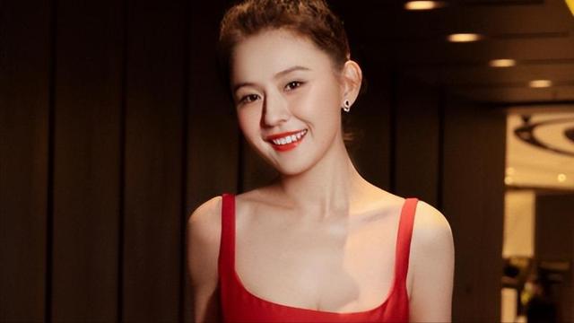 张艺谋也没想到，39岁“未婚生子”的热依扎，已走上另一条上坡路
