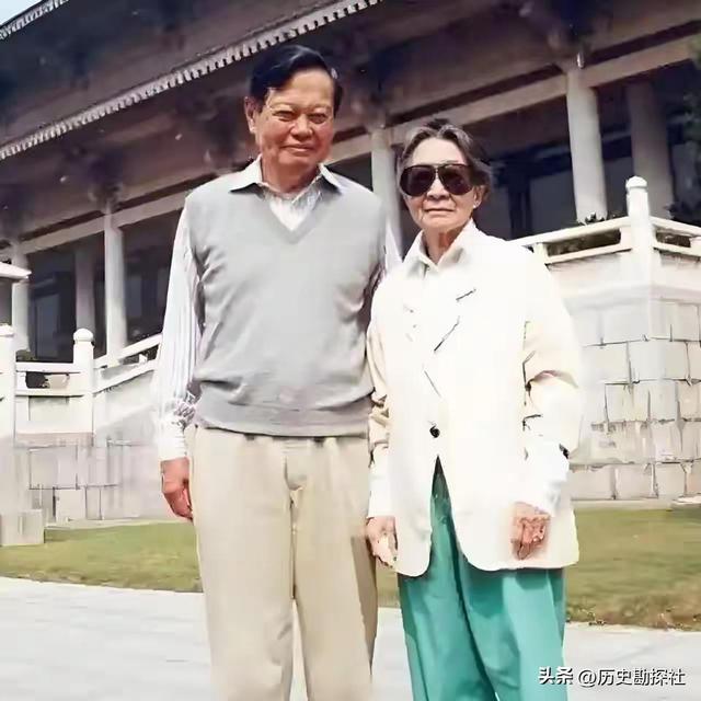 杨振宁发妻杜致礼有多美？1949年在美国的留影，22岁的她气质不凡