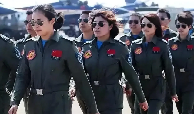 阅兵女机长身份曝光！私生活被扒牺牲太大，老公不简单，央视点名