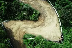 著名网红汽车越野地“成佛坡”被改名为“道歉坡”某汽车，危险了图片