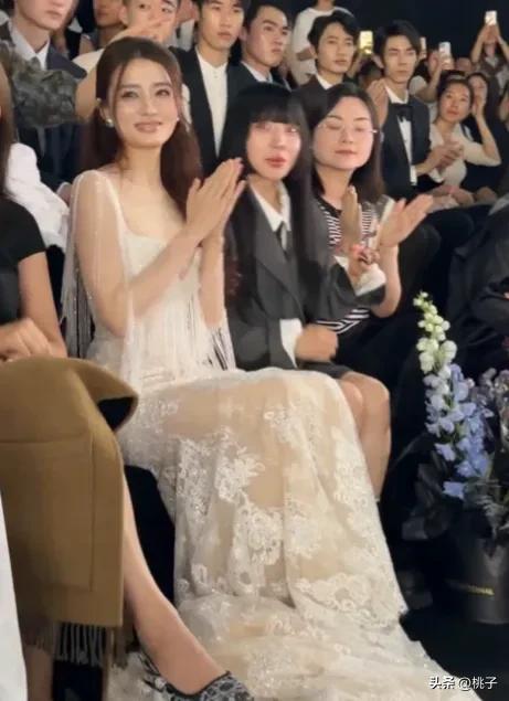 31岁徐璐状态绝了!方脸+小蛮腰美翻