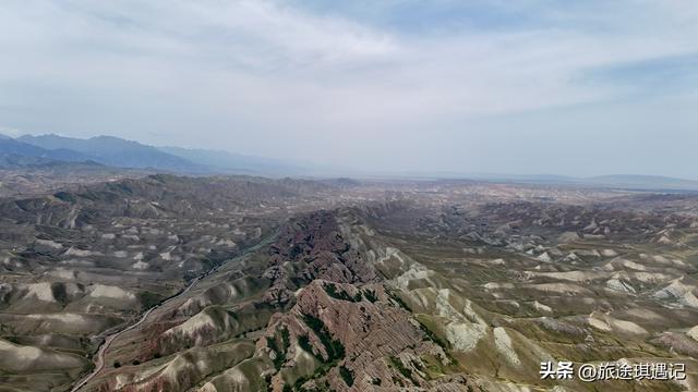 新疆天山深处的景观大道，曾是国防公路，如今人少景美震撼人心