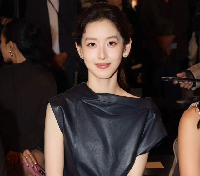 31岁章泽天伦敦看展，胃部凸起，衣服满是褶皱，牙齿影响美感