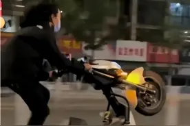 闹大！深夜街头“炸街”？“精神小伙”深夜狂飙图片