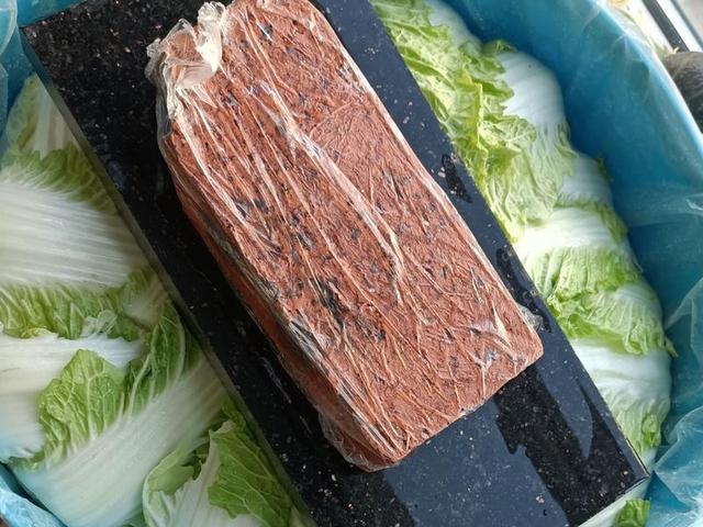 东北腌酸菜的详细做法，一口下去嘎嘣脆！暖心暖胃超简单