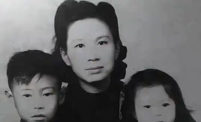 挖出戴手铐的女遗骨，鉴定后确定，她就是中央苦苦寻找的人！
