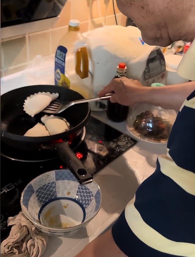 90岁牛犇近况曝光，做饭环境脏乱差，用塑料瓶保温菜、拖把当拐杖