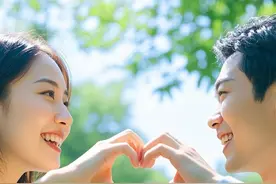 低调撒糖也能甜出圈！这8种情侣手势照爆红全网图片