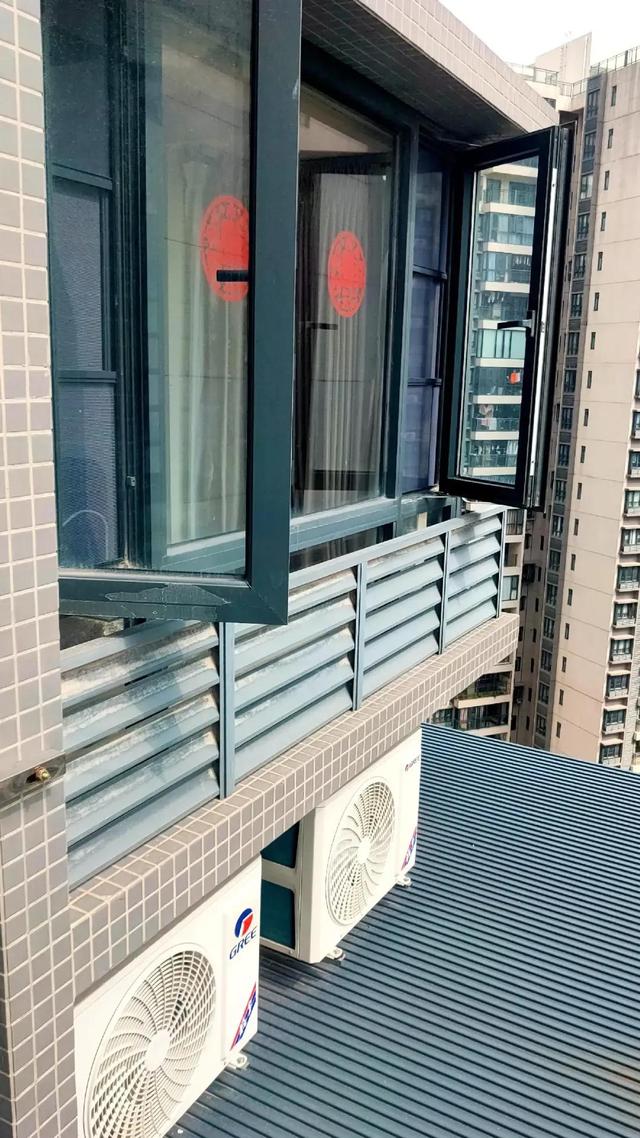 男子回家发现窗外被恶邻装了4台空调，邻居：敢拆就闹个鸡犬不宁
