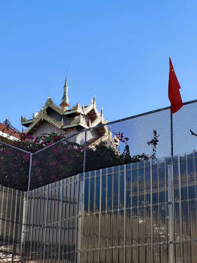 中国的一块飞地，紧邻缅甸到处是外国车，10米高的界墙安全感十足