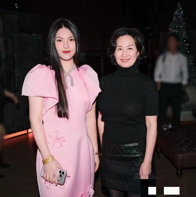 李湘一家现身哈尔滨参加聚会，李湘瘦出小蛮腰，何超琼也去了