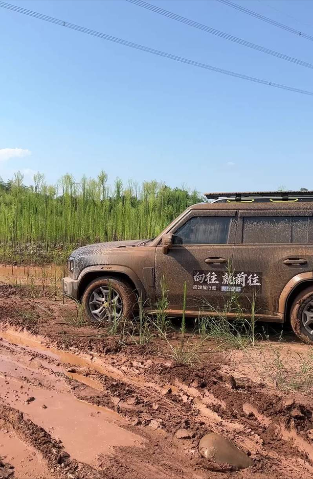 川藏线上那么多废弃豪车，为何没人愿意拖走？当地人道出实情