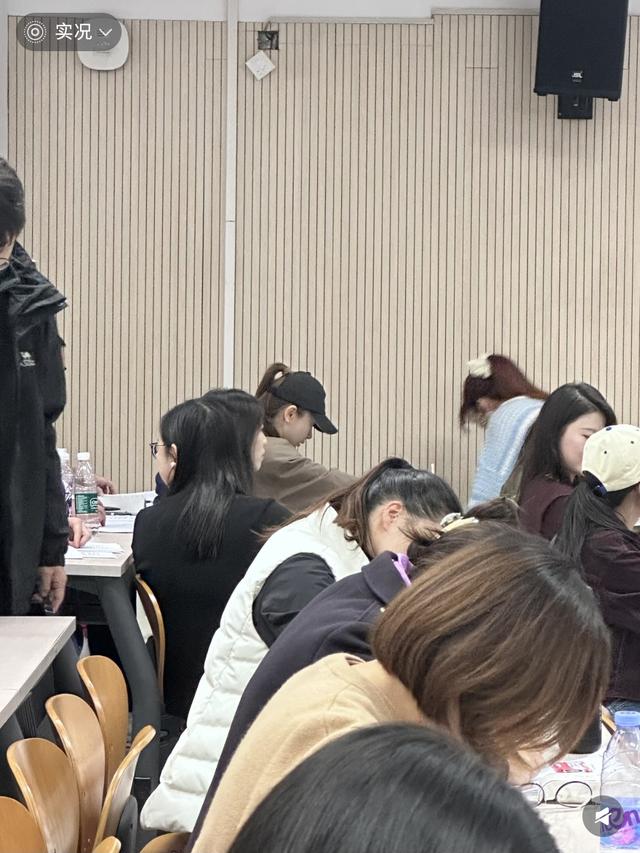 戚薇北大考试被偶遇，在人群中美得突出，网友惊呼“好瘦好美呀”