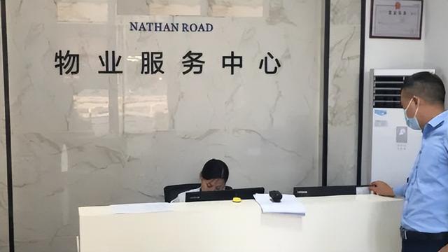 男子回家发现窗外被恶邻装了4台空调，邻居：敢拆就闹个鸡犬不宁