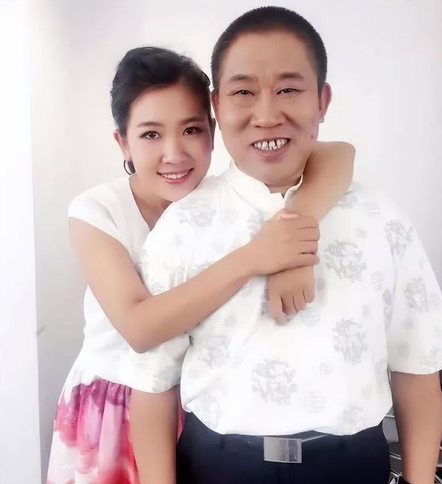 他因嘴歪演了半辈子坏人，令人想不到的是	，他女儿是我们熟悉的她