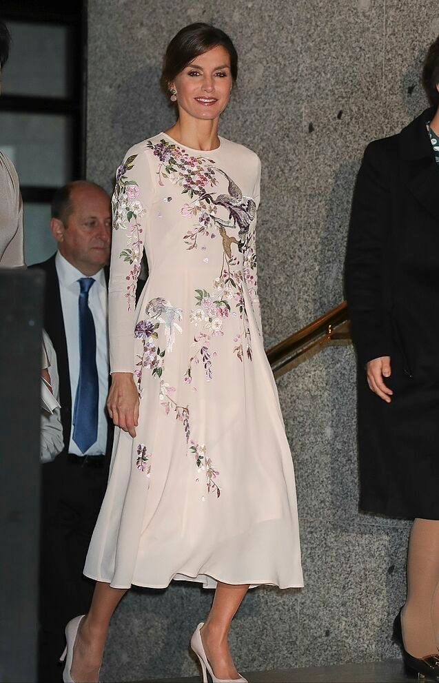 被西班牙王后惊艳了！4天6套Look	，从成都美到北京