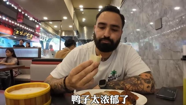 美国博主第一次来中国旅游，一天后直言：中国到处充满“危险”