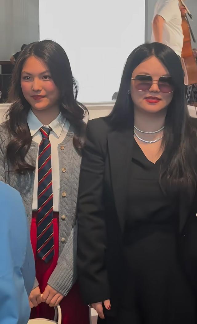 李湘王诗龄出席伦敦大秀，母女俩身宽体胖的，李湘大象腿更圆润了