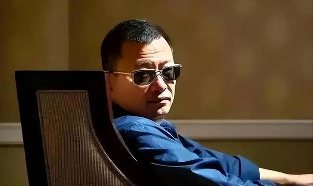 陪玩陪睡只是开胃菜，袭警、舔手指、集体嫖娼，背后的事捂不住了