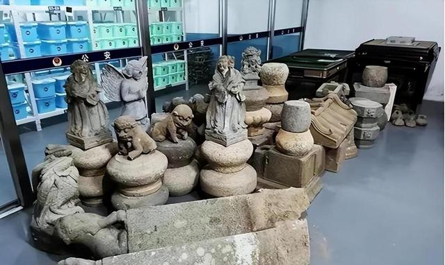 山西老汉独守寺庙29年，96年留女香客过夜后，他狂奔25里下山报案
