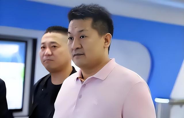 大快人心！2.7万亿电诈主犯佘智江被押解回国！下飞机时腿都软了