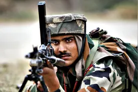 无顶头盔、树枝枪架-印军这些神操作，大家能不能忍住不笑？图片