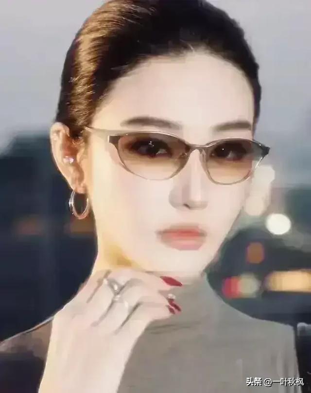 她是我见过最有气质的女子，干净得像一汪清泉，五官立体堪称绝色