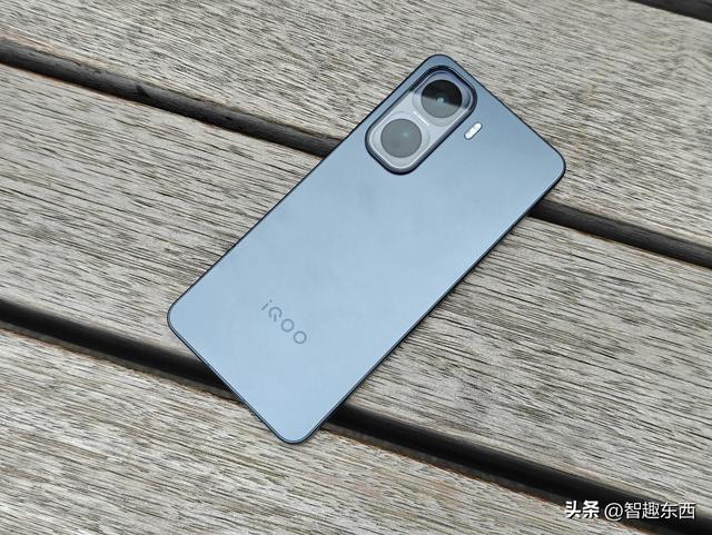 2K屏同档高配！ 双芯iQOO Neo11电竞手机初体验