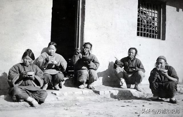 老照片：晚清时期，一名被浸猪笼的女子，躺在地上，民众冷漠围观