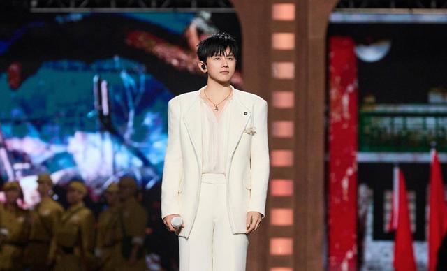 金鸡奖张杰唱《追寻》	，一曲《我爱你中国》，观众瞬间泪目了