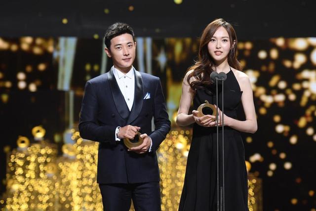 罗晋携任素汐与母亲去祈福