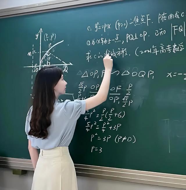 女老师自创“幼态字体”走红，被家长投诉停职，字丑就不能教书吗
