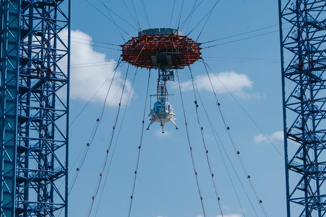 中国载人登月器首次着陆起飞测试成功：向2030年月球迈出关键一步