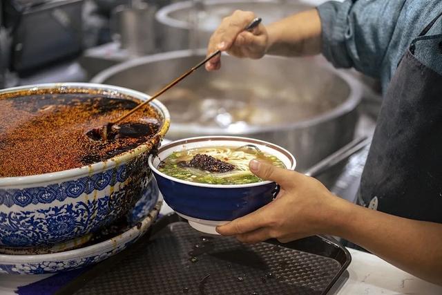 你以为在兰州吃牛肉面就为了那几块肉？我其实是去喝那一口汤！