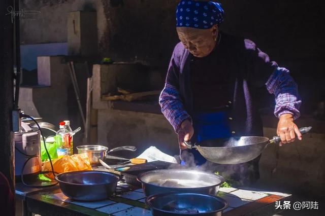 在洱海边的红山本主庙流口水,只因邂逅了好几户白族人家的聚餐